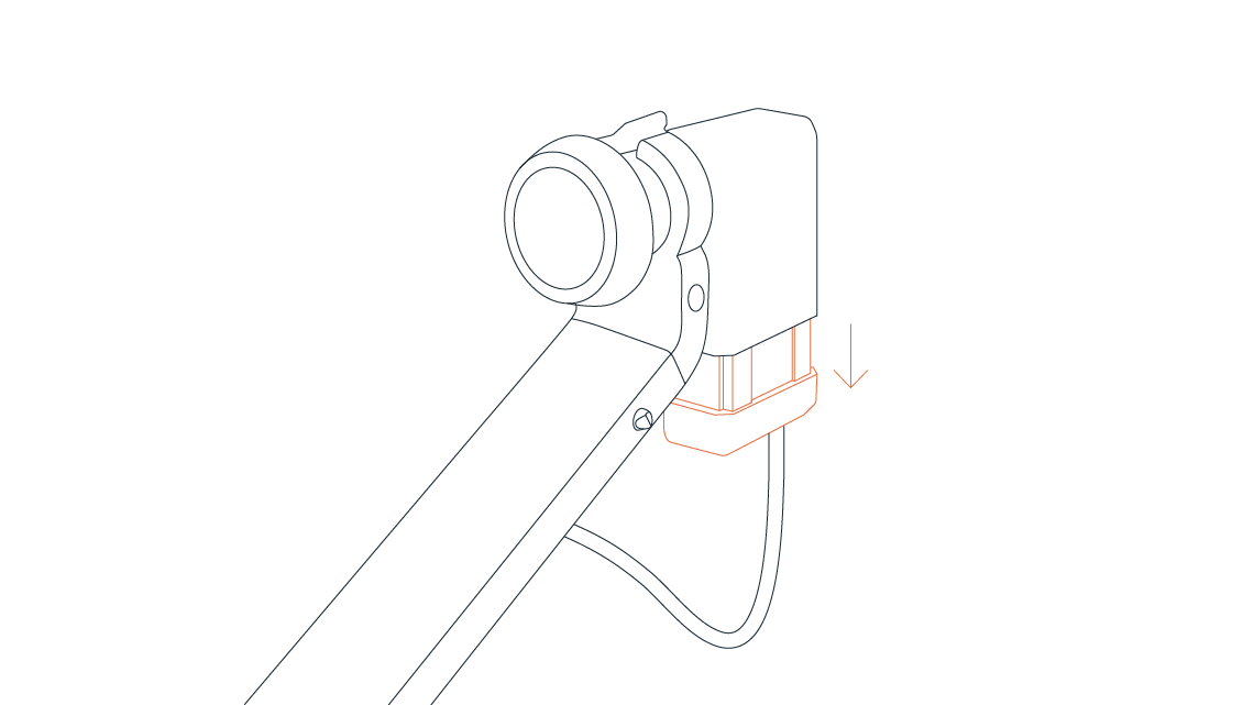 Trekk regnbeskyttelsen ned over kontaktene